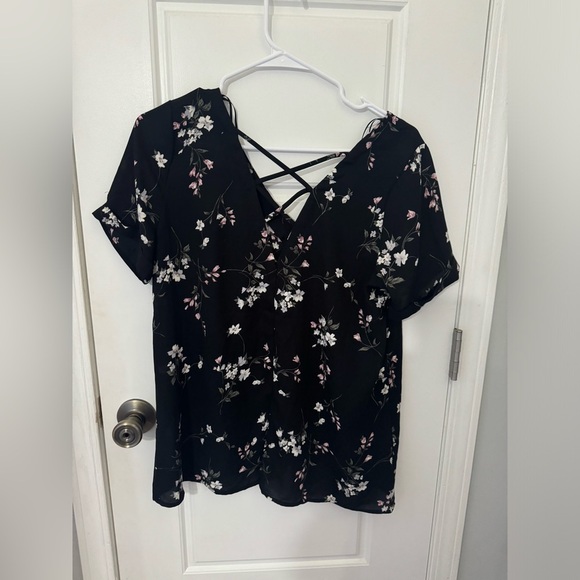 Cute flowery top - Picture 3 of 5